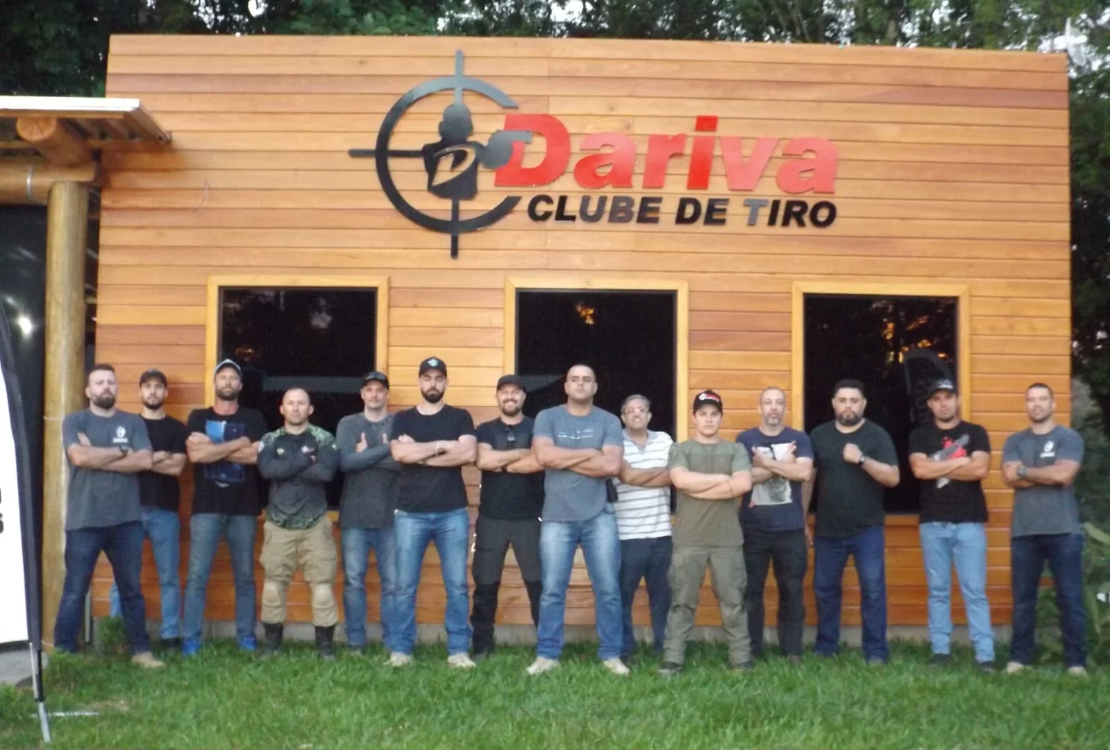 Turma em clube de tiro